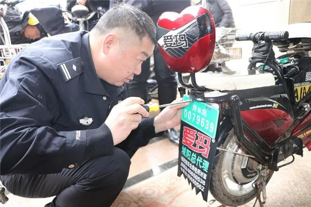 山东：青岛城阳交警开展两轮电动车挂牌上门服务