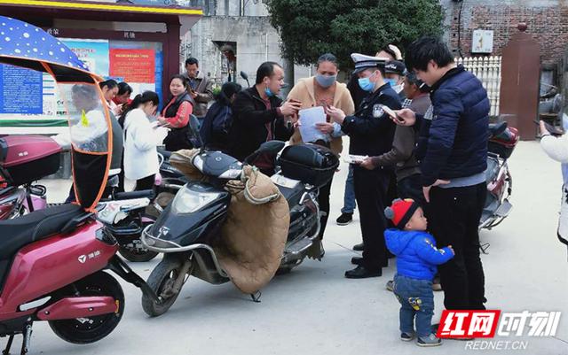 湖南：方便电动车挂牌 蓝山交警暖心“上门服务”