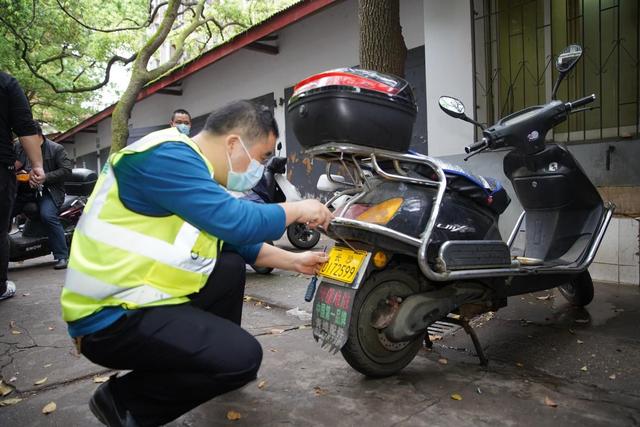 湖南：开福交警为医务工作者提供电动车登记上牌上门服务