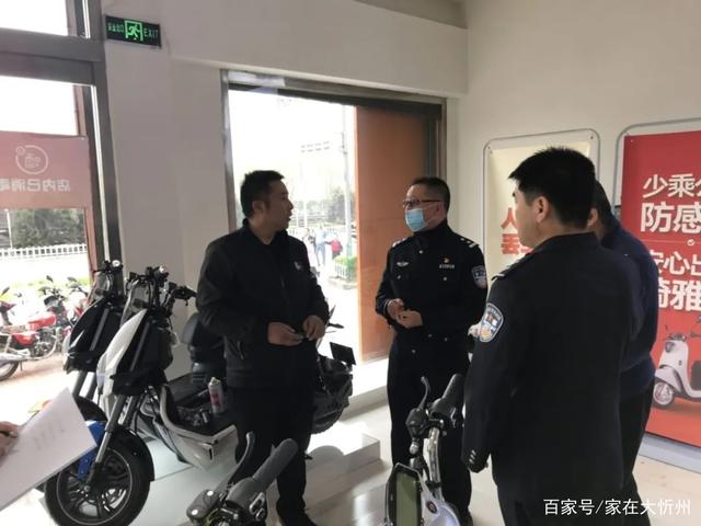 山西：保德交警走进城区电动自行车销售点宣传鼓励商家带牌销售