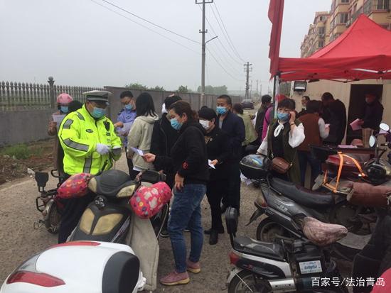 山东：胶州交警零距离为民服务 电动车挂牌进村庄