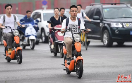 湖南：新田交警上门服务，电动自行车注册登记一站完成