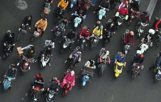广东：中山三乡交警、邮政加班加点为260余辆电动自行车上牌