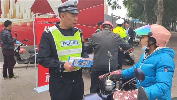 广东：更便利！交警上街宣传电动自行车上牌